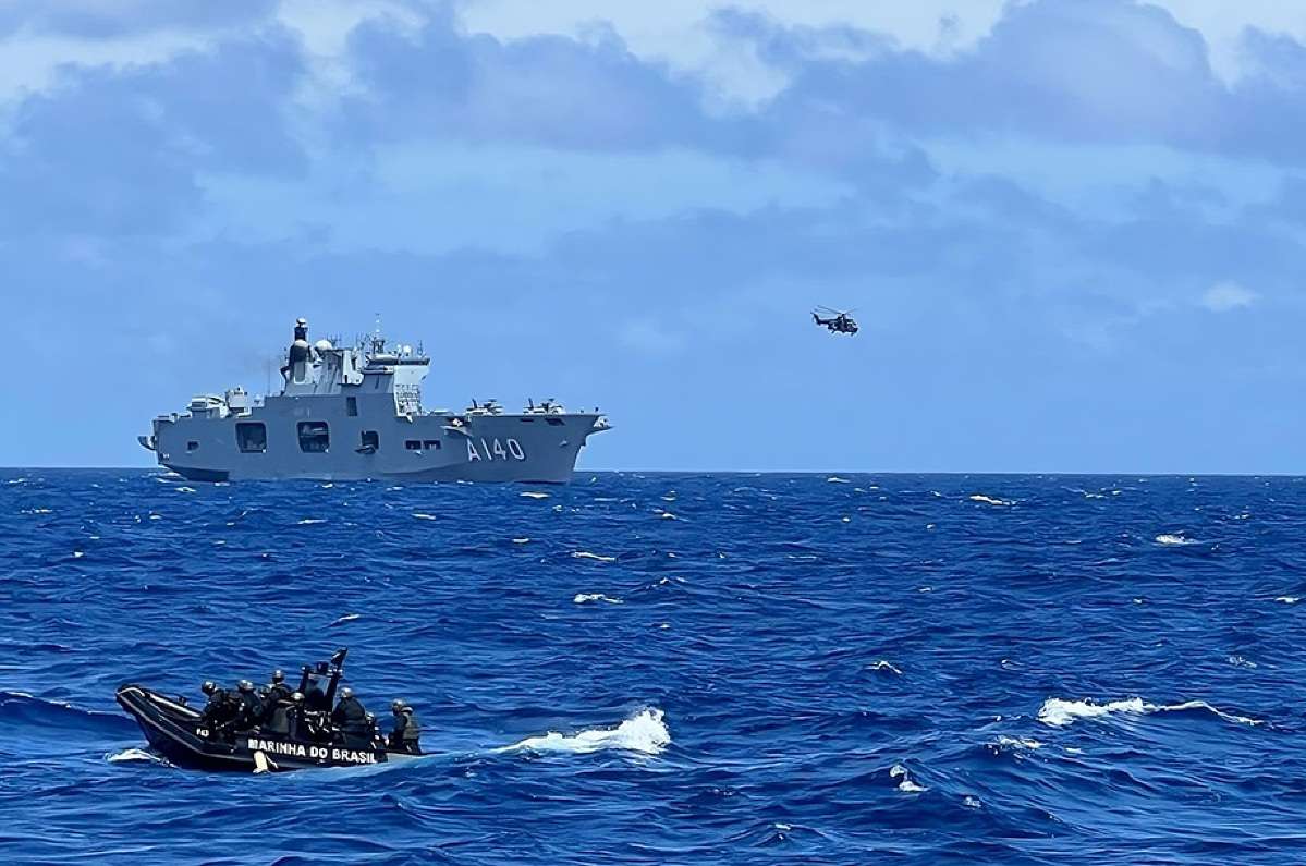 Marinha envia maior navio da América Latina para ajudar vítimas de