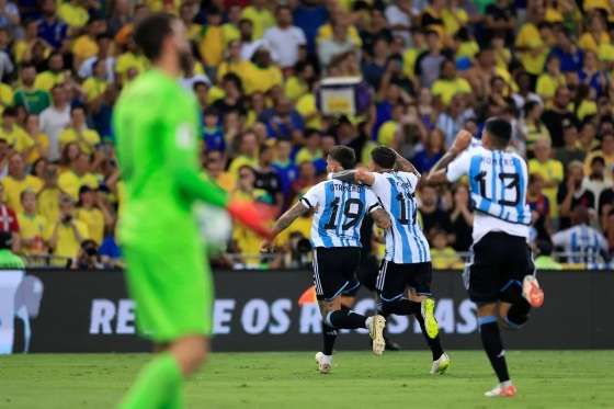 Brasil x Argentina, no Maracanã, tem pancadaria entre torcedores; jogo  atrasa em meia hora