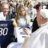 Papa abençoa camisas autografadas por Neymar, Messi e Mbappé para o RS
