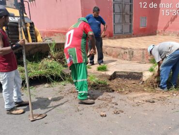 Atendendo pedidos da população, prefeitura de VG realiza serviços de limpeza dos bueiros nos bairros