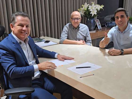 O governador Mauro Mendes junto do vice Otaviano Pivetta e do secretário Alan Porto