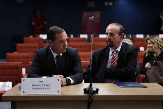 Mauro Cesar Barbosa Cid e Dr. Cezar Roberto Bitencourt durante interrogatório